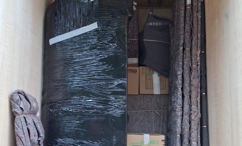 cela représente un début de chargement d'une caisse garde meubles chez LDR